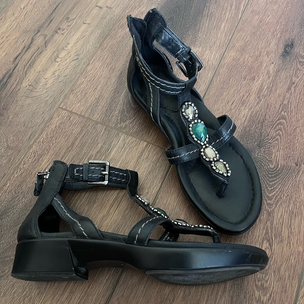 Earth paprika black leather heeled sandals, size 7